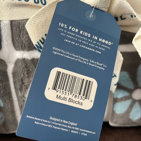 NWT Bundle of 2 Soft Throws - Life is Good and Kringle Express Christmas - Picture 5 of 10